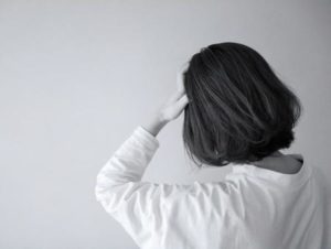 悩む女性