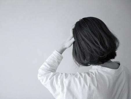 悩む女性